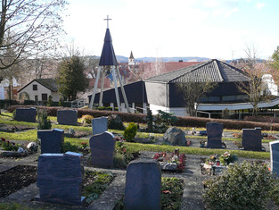 Friedhof mit Dorf und Stromberg