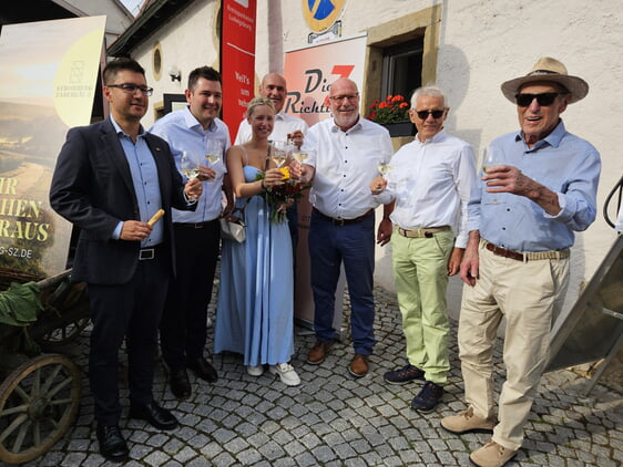 v.l.n.r. Landtagsabgeordnete T. Tok u. T. Vogt, Weinkönigin Kim Weißflog, F. Braun, BM Schäuffele, BM a.D. Leibold, H. Schütt
