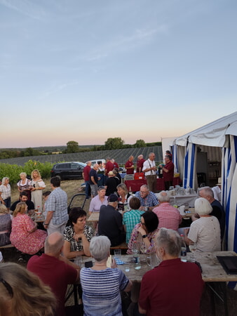 Sommerabend vor dem Festzelt