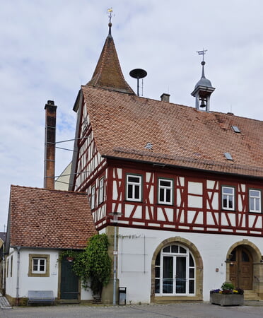 Gebäude mit Vereinsraum und Backhaus
