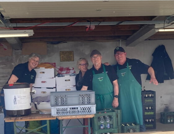Die Helfer f&uuml;r die Bewirtung sind startklar