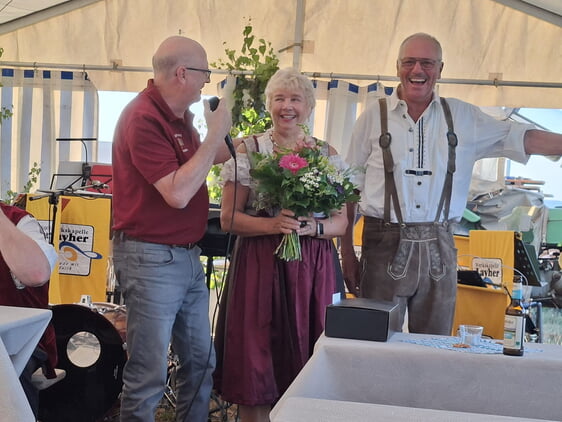 Bernd H&ouml;rl bedankt sich bei Doris und Herbert Mayer