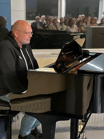 Auch Uli Staudenmaier am Piano bewegte die Gäste