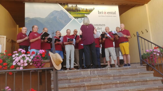 Männer des Liederkranzes beim Auftritt auf dem Dorfplatz