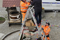 Brunnen vor dem Rathaus &ouml;sterlich geschm&uuml;ckt