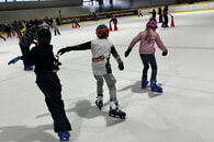 Eisiger Spa&szlig; auf Kufen: Die Klassen 3 und 4 beim Schuleislaufen